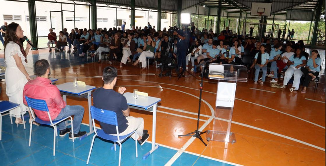 Estudantes sugerem propostas aos deputados no projeto Câmara Legislativa vai à Escola