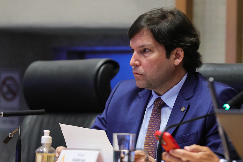 Robério propõe consulta por reconhecimento facial para proteger mulheres de agressores no DF