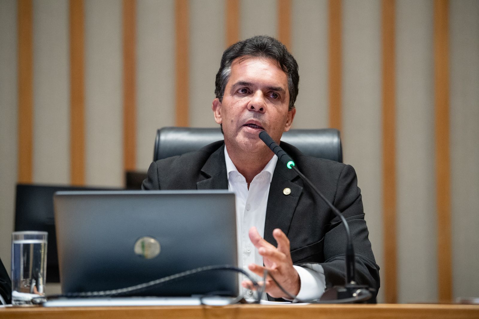 Ricardo Vale apresenta projeto que obriga aviso pelo WhatsApp sobre falta de água, energia e coleta de lixo no DF