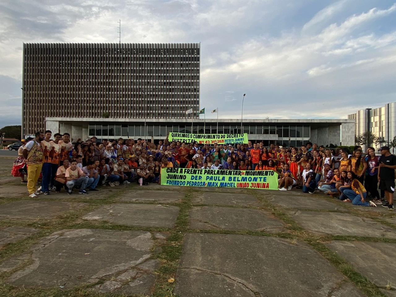 Hipocrisia Caipira: Parlamentares em busca de votos, anunciam e festejam início de Circuito de Quadrilhas 2026, Mas Deixam Quadrilheiros Acampados e Sem Edital em frente ao Buriti. É brincadeira.