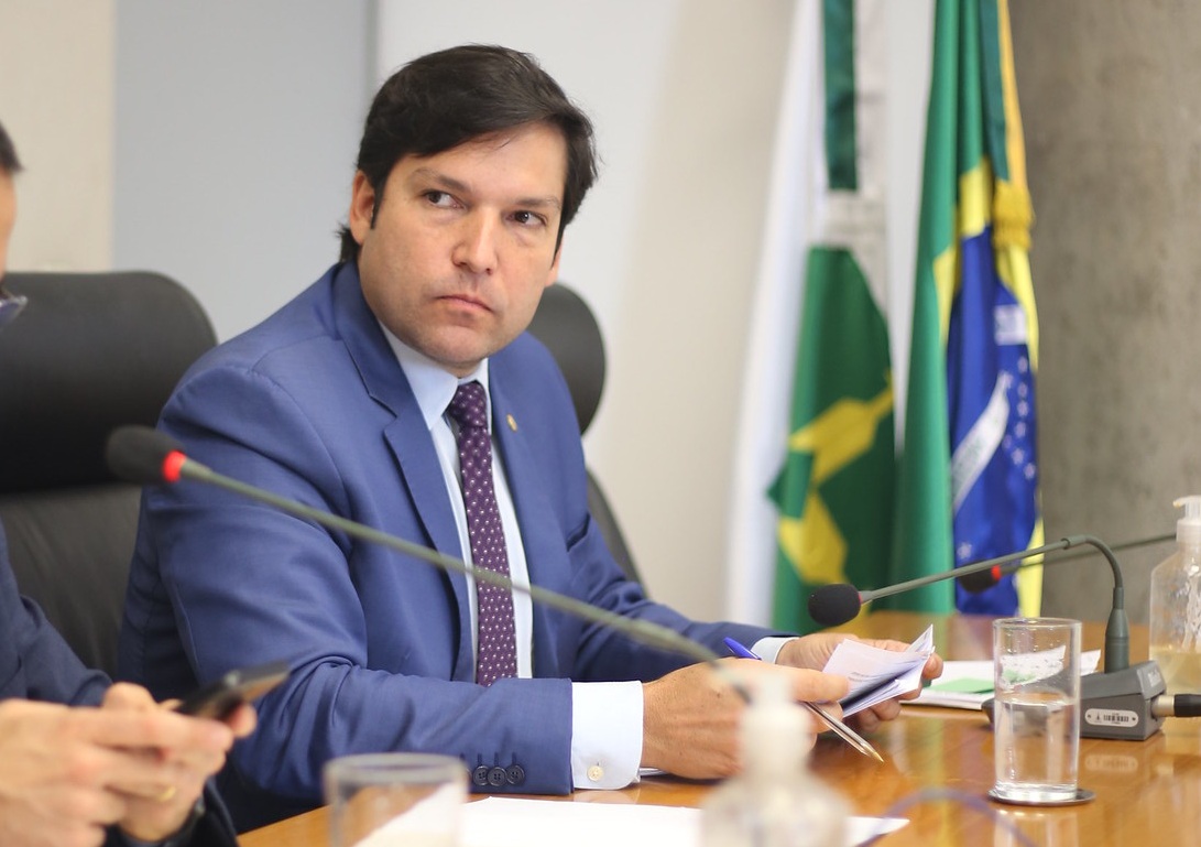 Deputado Robério Negreiros propõe tornozeleira rosa para agressores de mulheres no DF