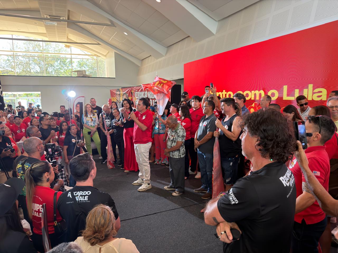 Com mais de mil pessoas e palanque plural, Ricardo Vale dá largada à reeleição
