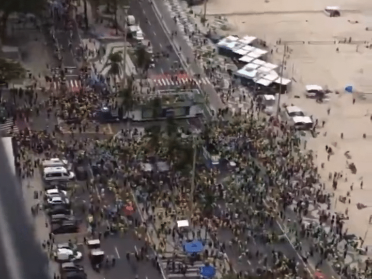 Ato de Flávio Bolsonaro em Copacabana fica vazio e vira piada nas redes: Veja vídeos