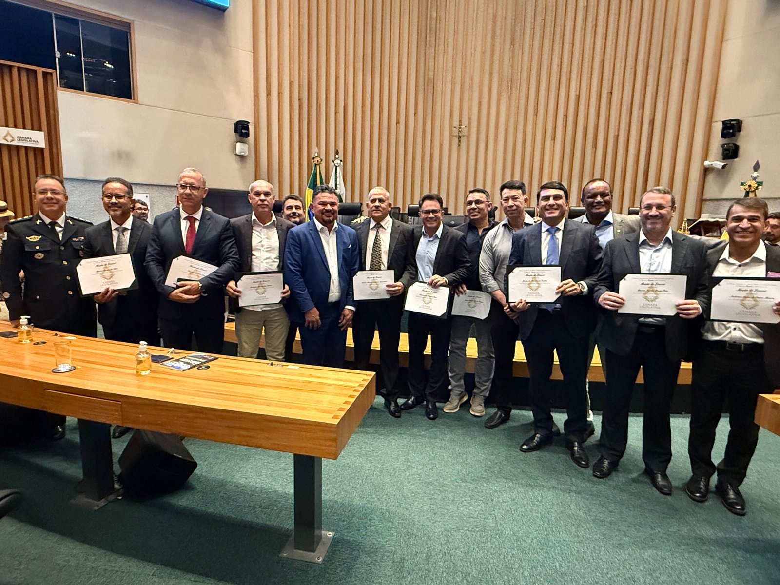 Veteranos da PMDF recebem homenagem em sessão solene na Câmara Legislativa com iniciativa do deputado Hermeto