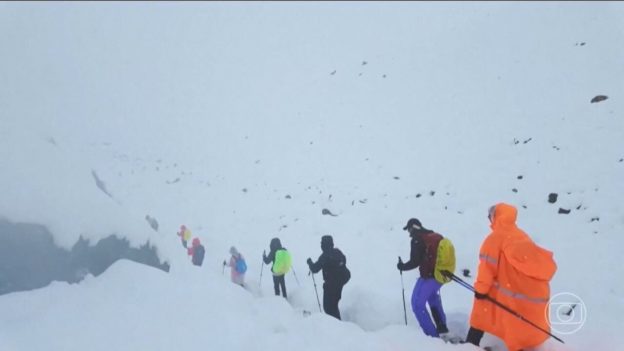 A corrida contra o tempo para resgatar mais de 200 pessoas presas no Monte Everest