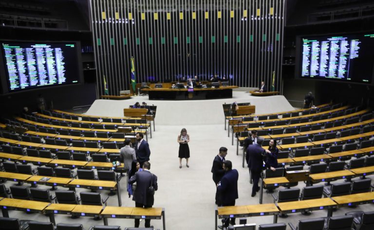 Deputados analisam medida provisória que compensa recuo no IOF; acompanhe