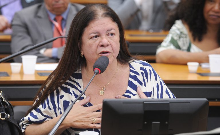 Comissão aprova projeto que garante a crianças e adolescentes acesso à saúde mental no SUS